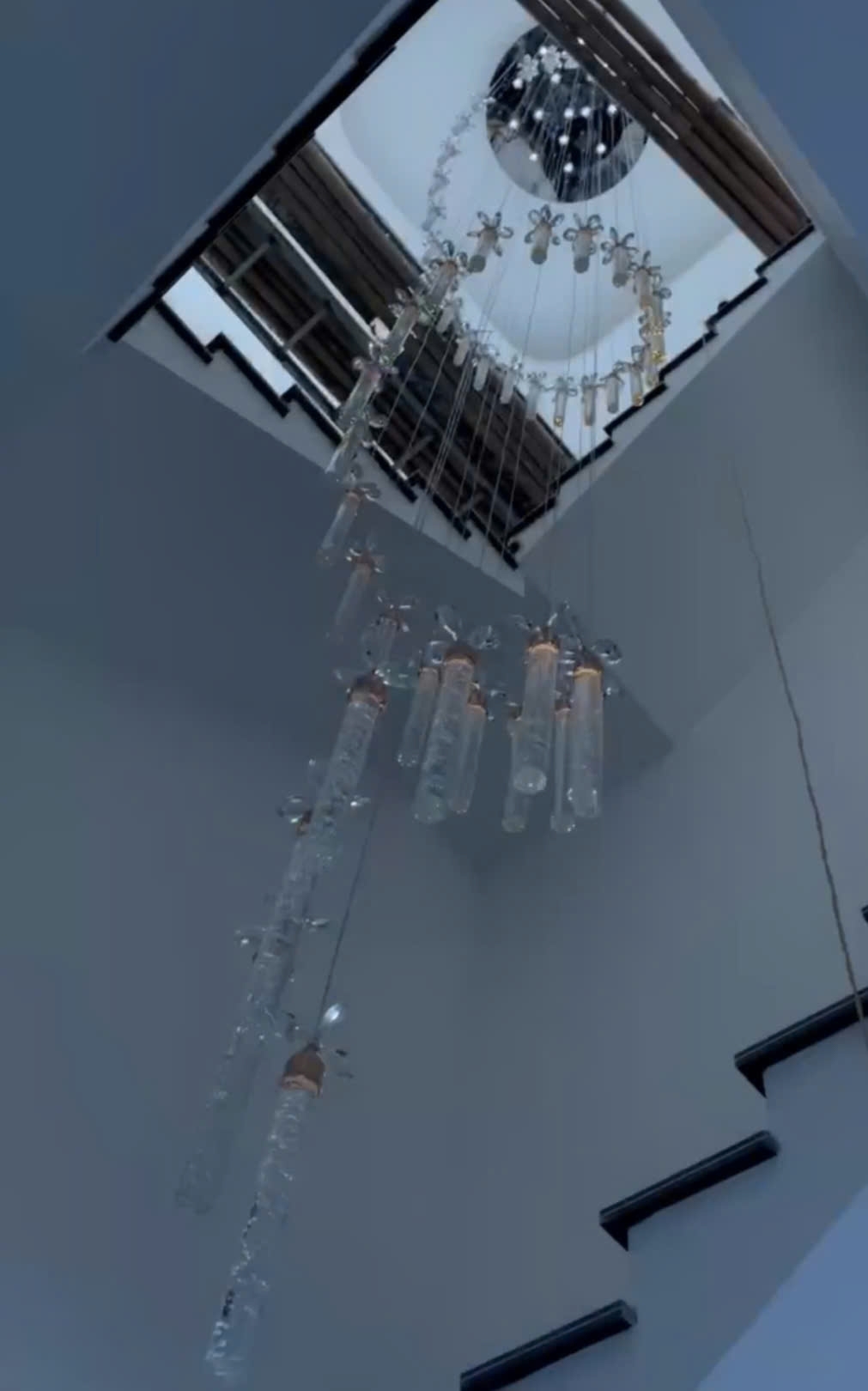 Bộ đèn chùm TH474 có hoa, mâm tròn inox gương trắng, 45 đèn thả xoắn ốc tích hợp led , KT(mm): D1000 x H3000